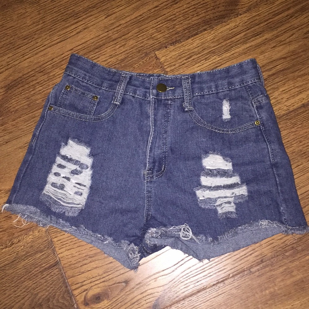 Short ripped jeans
